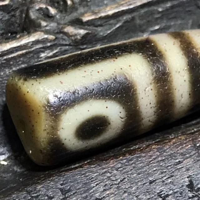 至纯天珠坯子，还带着朱砂。应该很多人没见过吧。