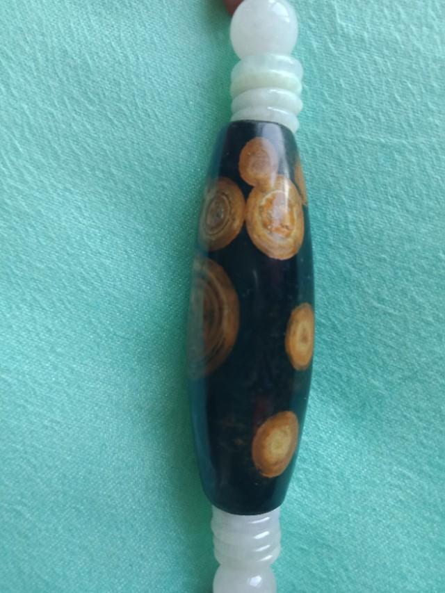 天珠白色的是最好的天珠。还有就是页岩天珠