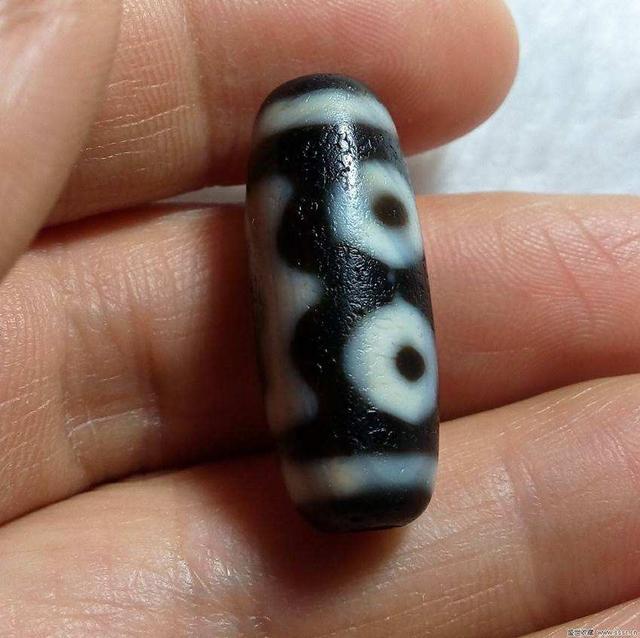 至纯天珠的材质是玛瑙吗？天珠的价值到底是如何的？