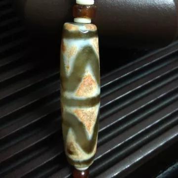 一颗至纯双虎牙天珠是一颗土珠戴了一年戴出来了越戴越漂亮